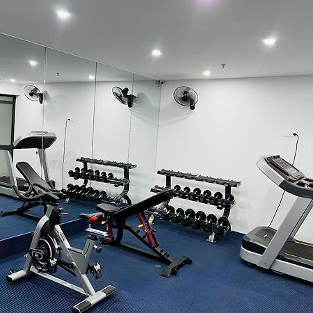 May De Ville Crown Hotel Hanoi Bagian luar foto A gym in a hotel