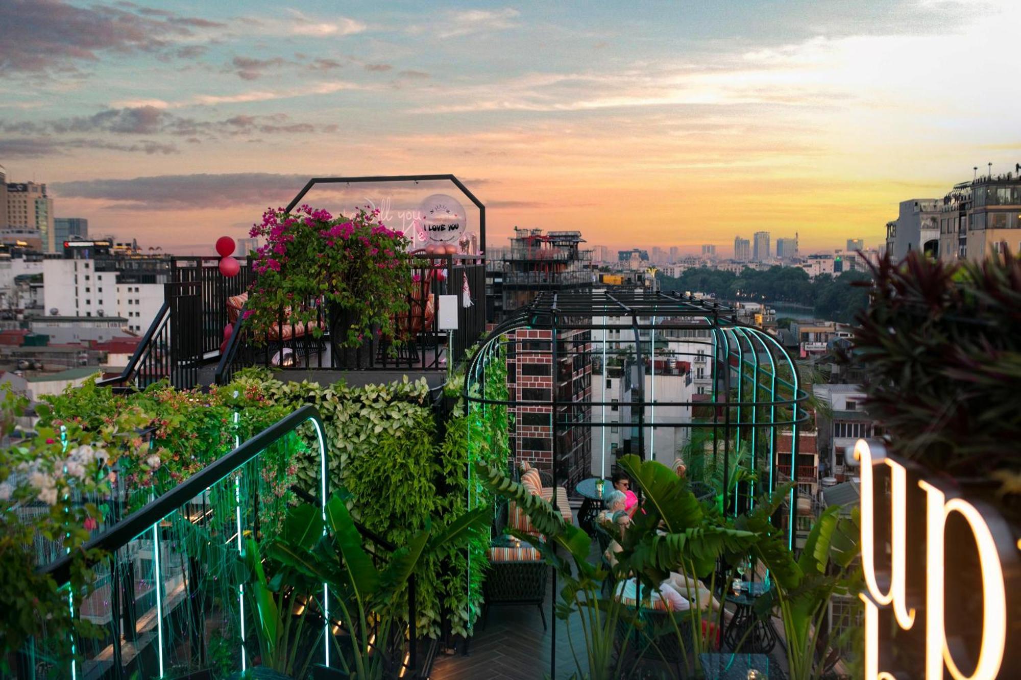 May De Ville Crown Hotel Hanoi Bagian luar foto Rooftop garden in Mexico City