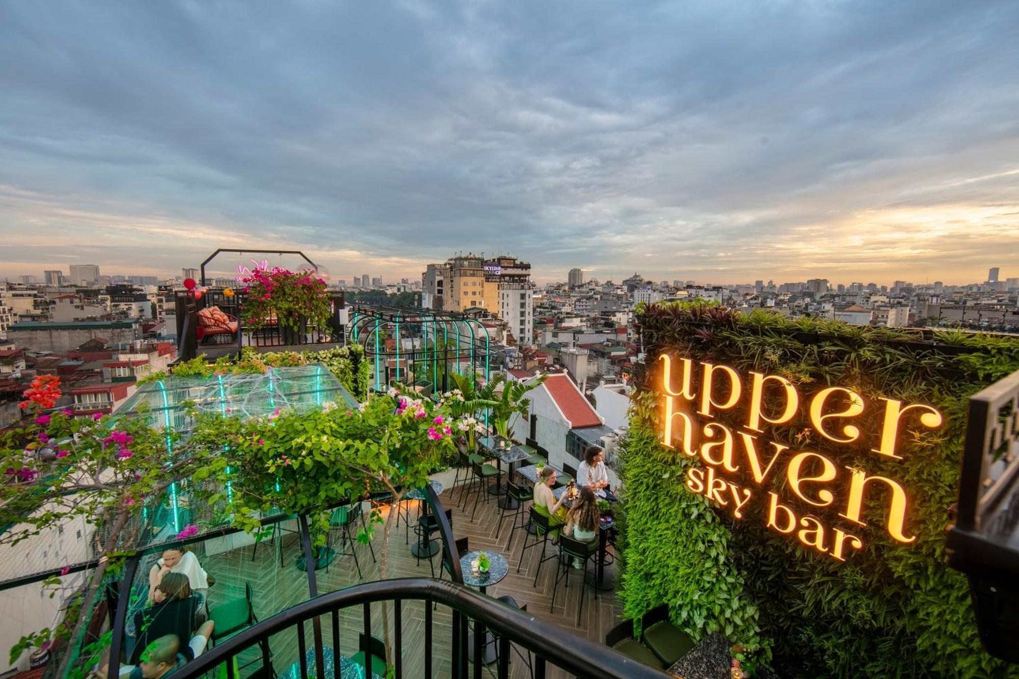 May De Ville Crown Hotel Hanoi Bagian luar foto Upper Haven Sky Bar