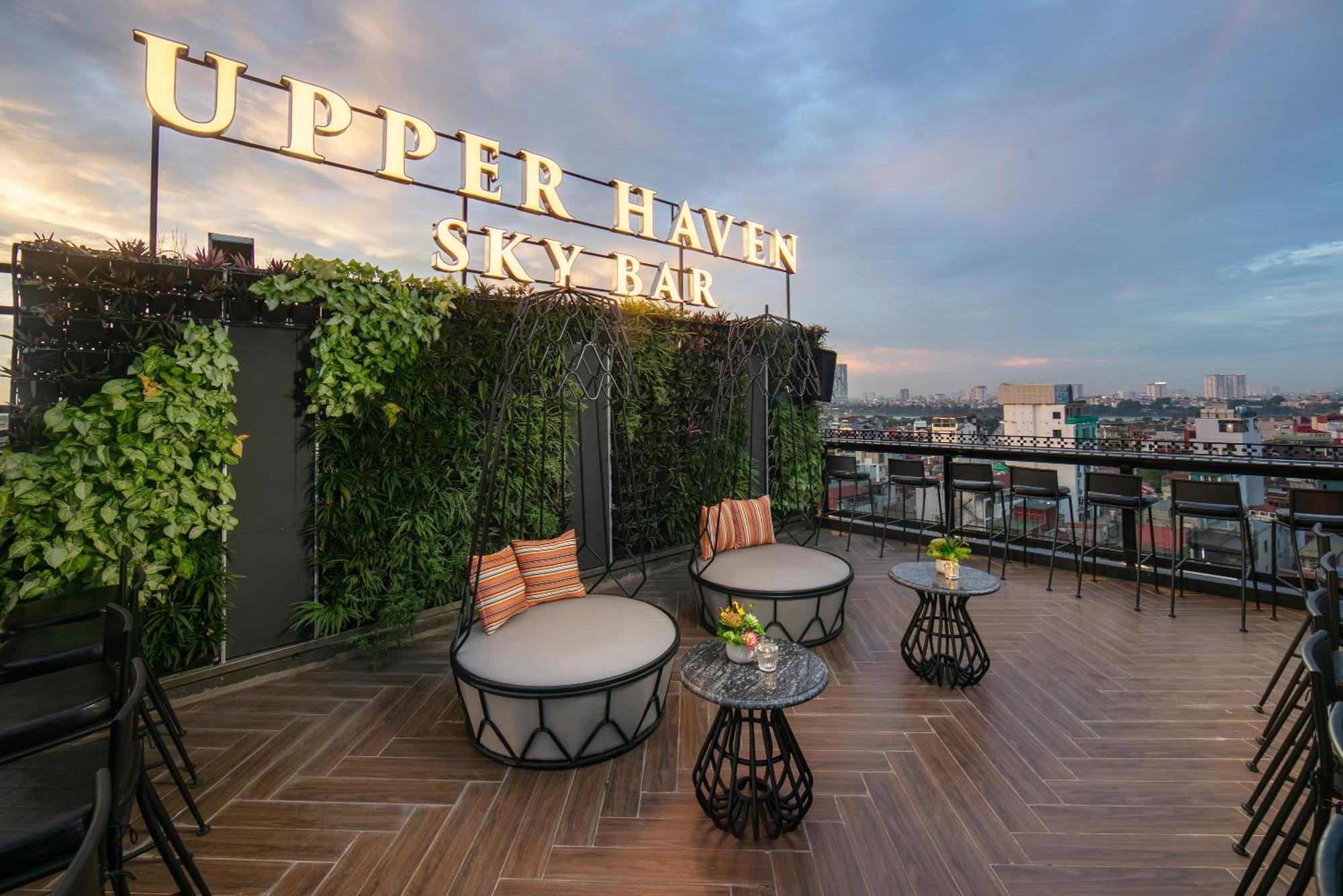 May De Ville Crown Hotel Hanoi Bagian luar foto Upper Haven Sky Bar