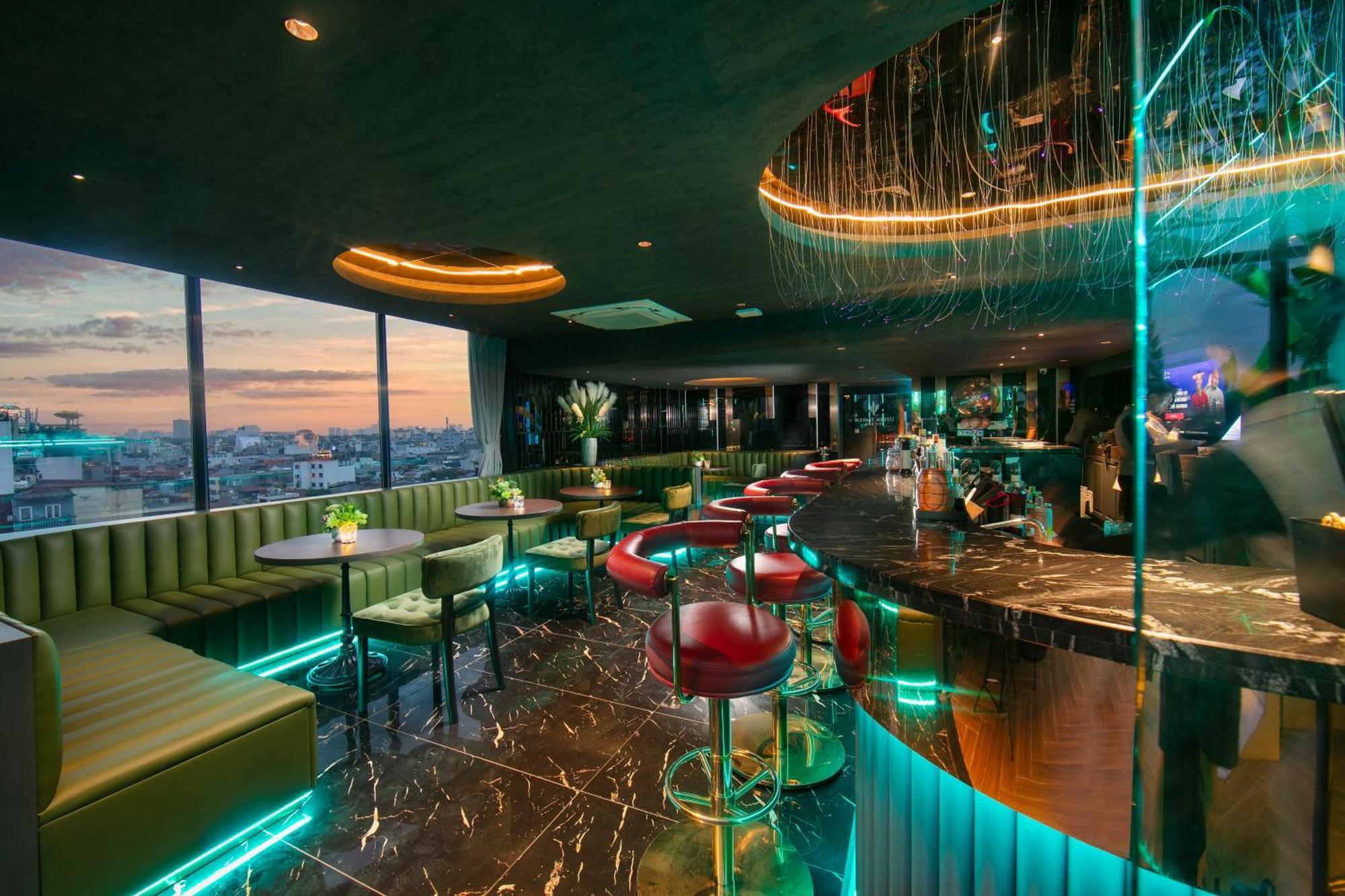 May De Ville Crown Hotel Hanoi Bagian luar foto The 360° Sky Bar