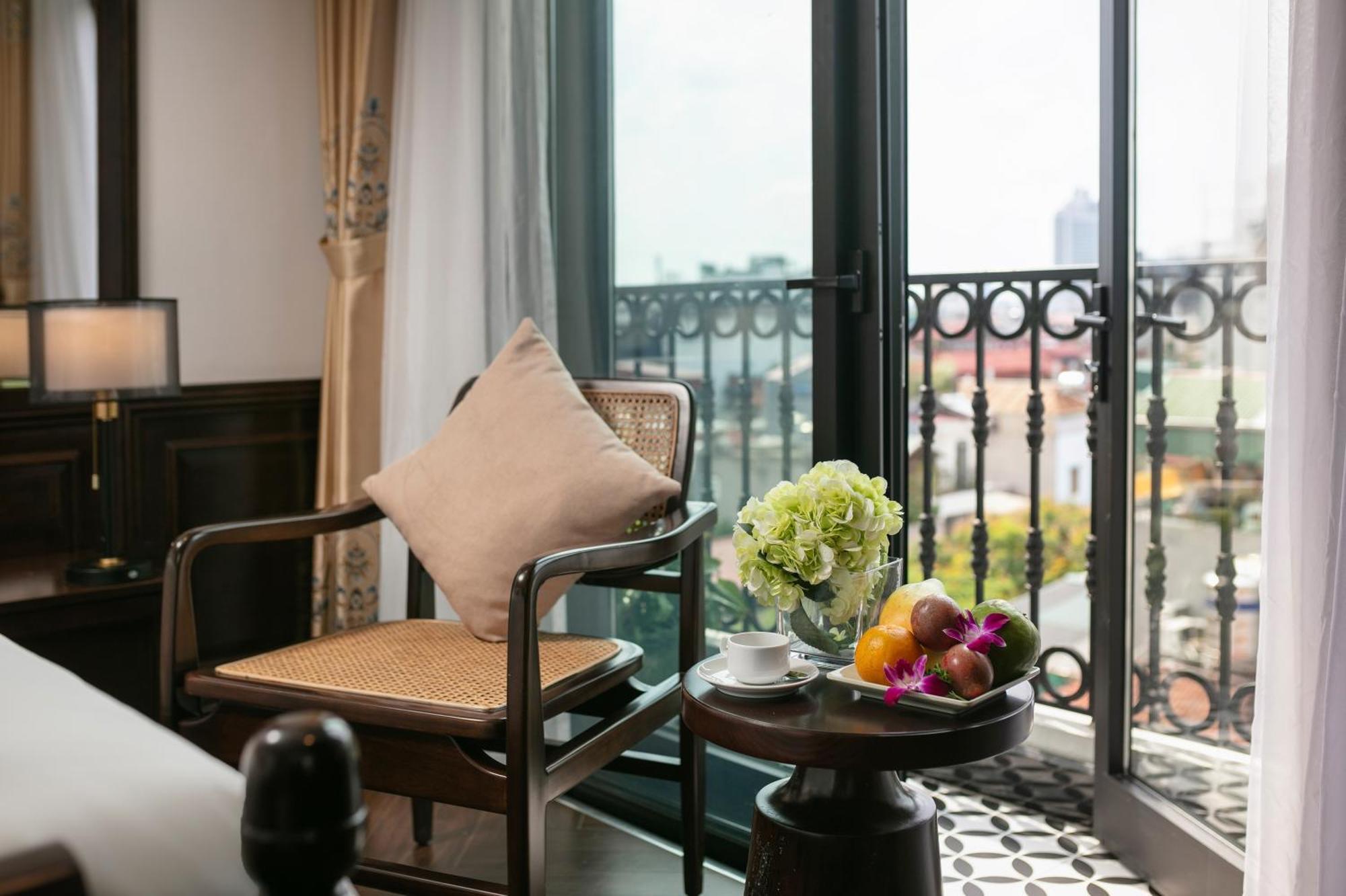 May De Ville Crown Hotel Hanoi Bagian luar foto Deluxe Suite