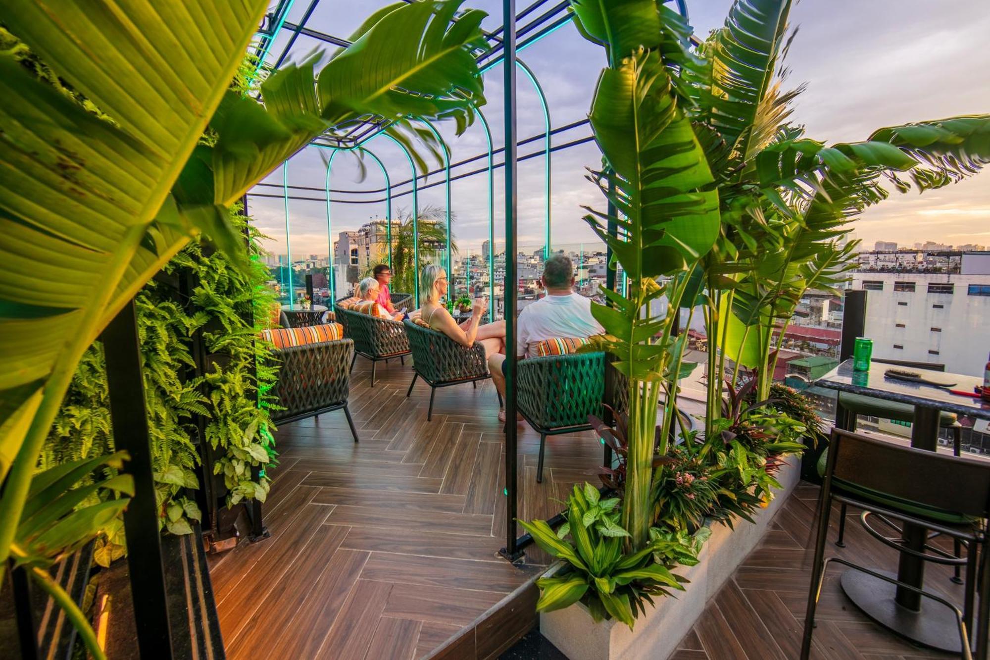 May De Ville Crown Hotel Hanoi Bagian luar foto The rooftop bar at the hotel