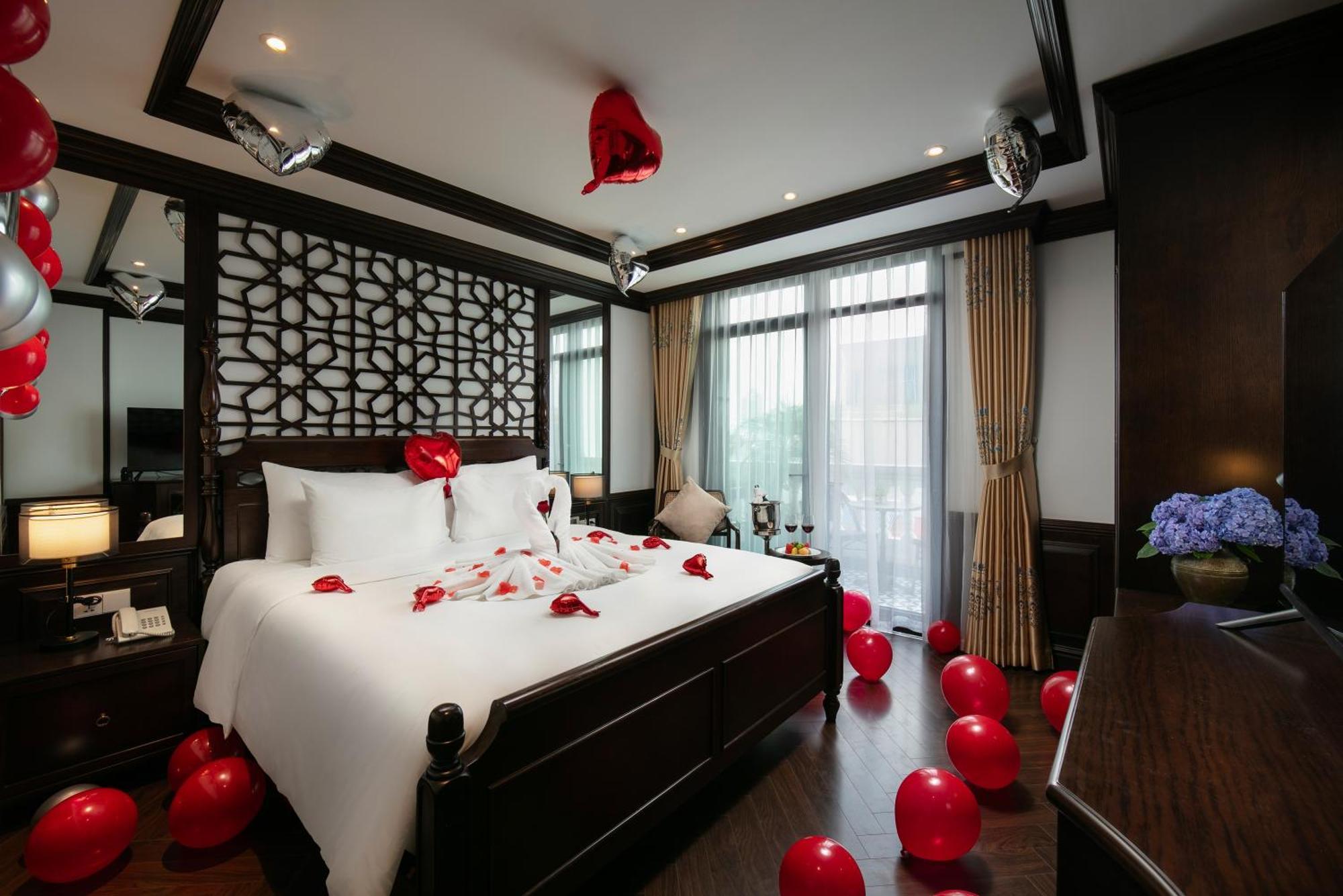 May De Ville Crown Hotel Hanoi Bagian luar foto A suite at the hotel