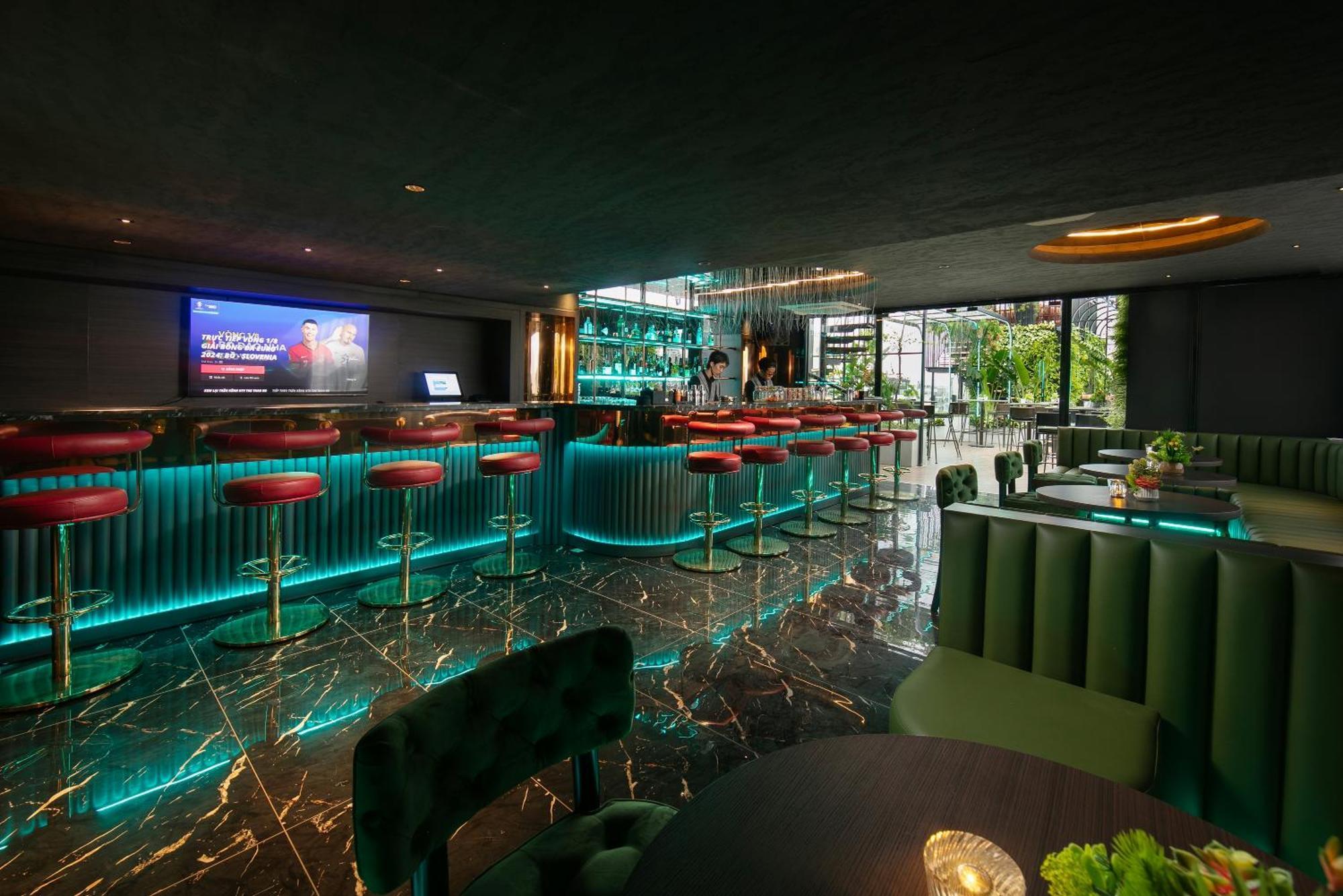 May De Ville Crown Hotel Hanoi Bagian luar foto The bar at the 101 bar