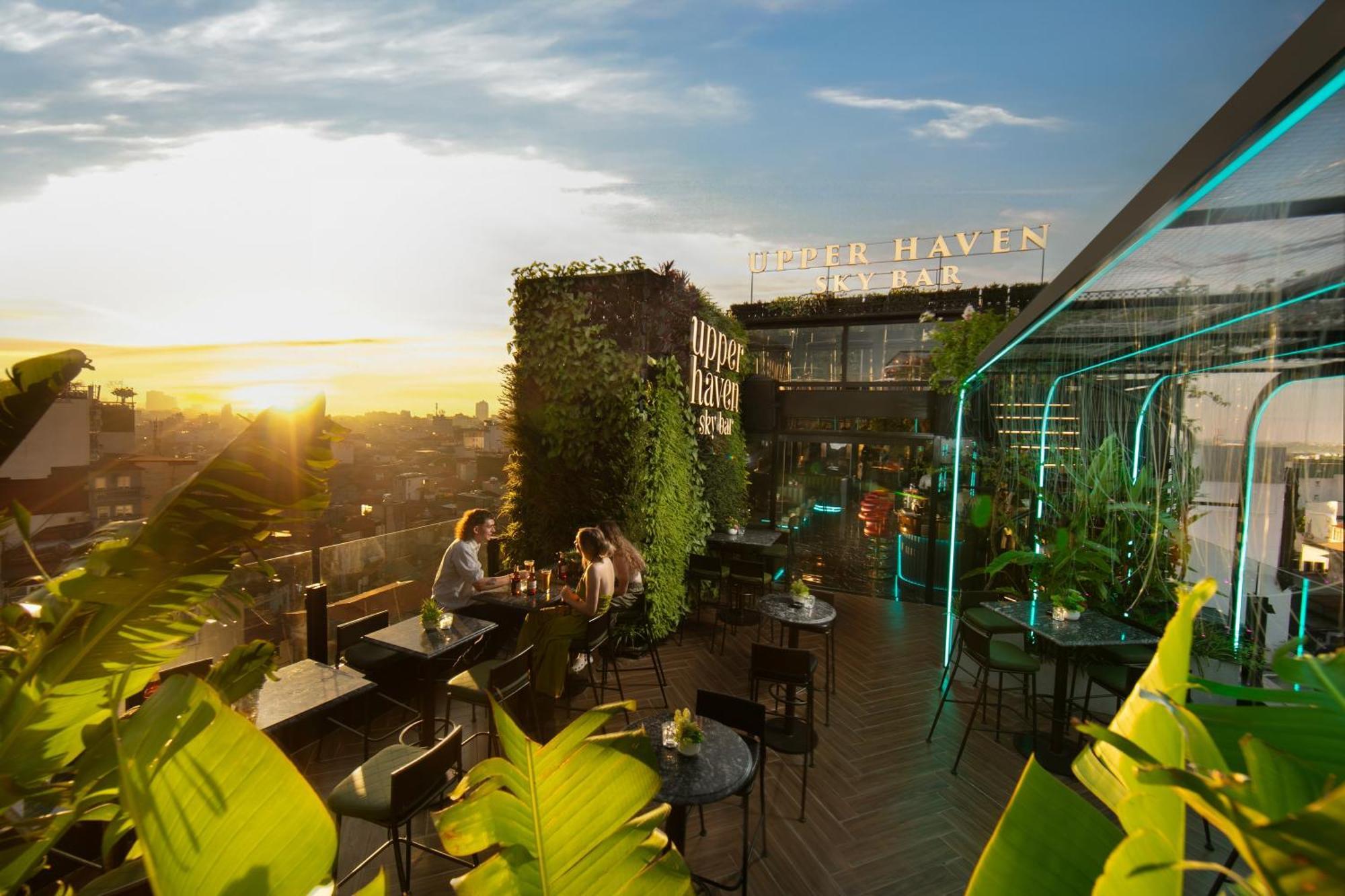 May De Ville Crown Hotel Hanoi Bagian luar foto The rooftop bar at the hotel