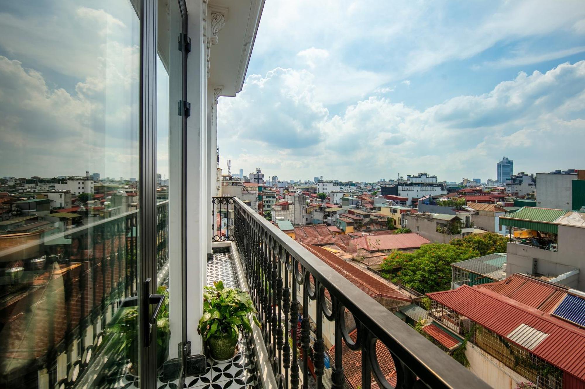 May De Ville Crown Hotel Hanoi Bagian luar foto A balcony in Ho Chi Minh City, Vietnam