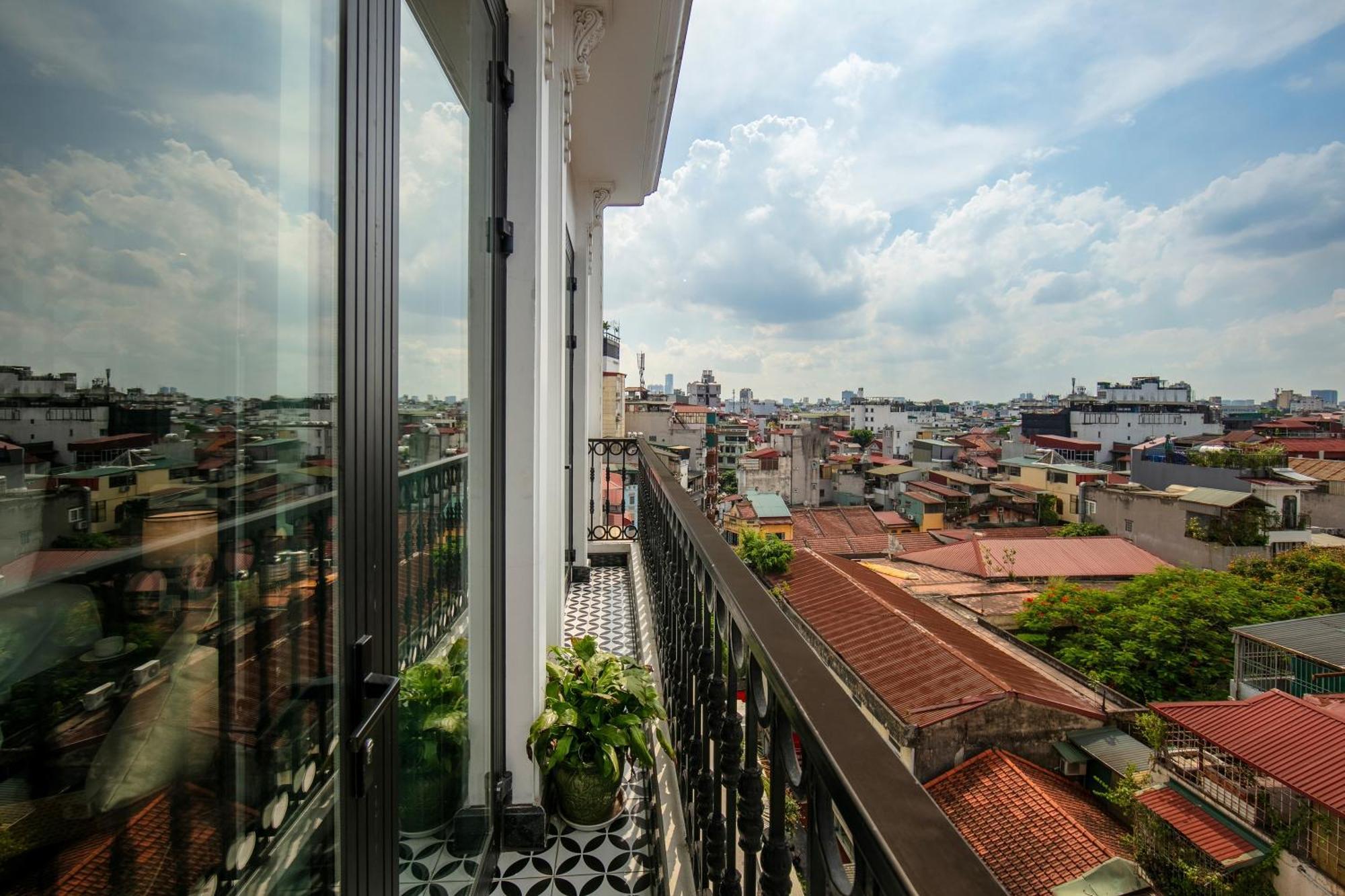 May De Ville Crown Hotel Hanoi Bagian luar foto A view of the city from the balcony of a house in the district