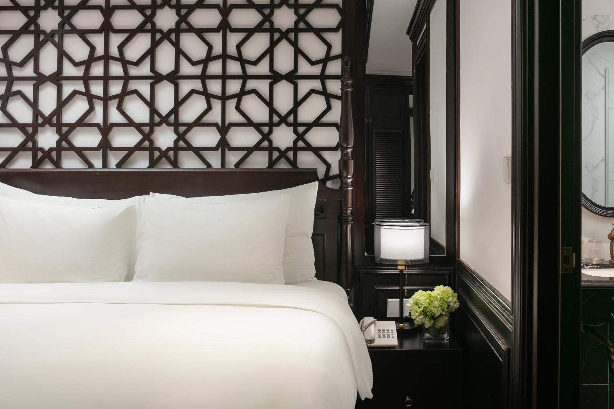 May De Ville Crown Hotel Hanoi Bagian luar foto A bedroom at the Mandarin Oriental, Hanoi