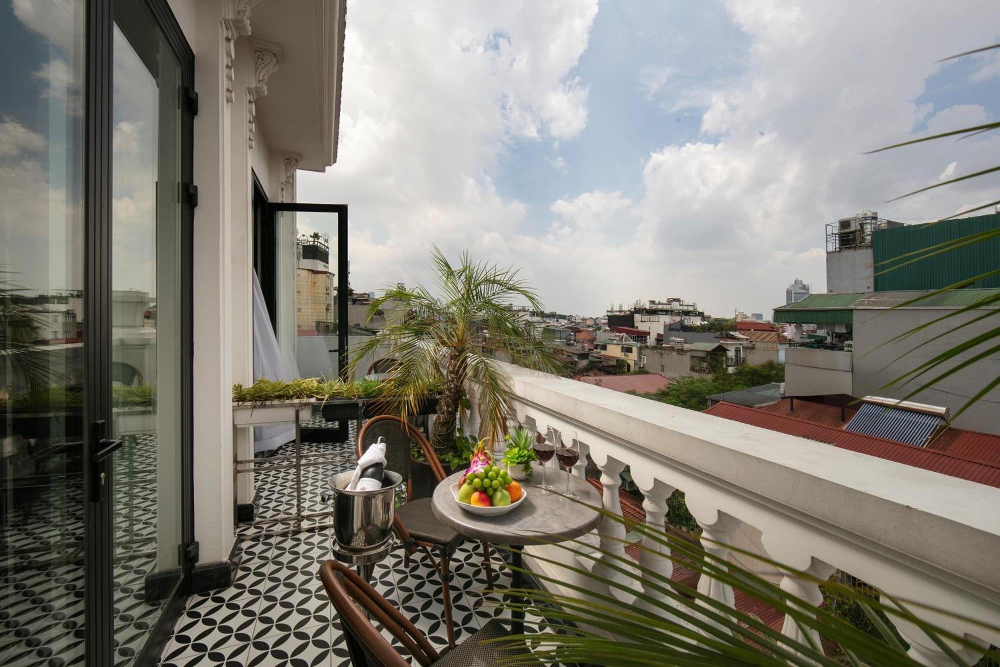 May De Ville Crown Hotel Hanoi Bagian luar foto A balcony in Mexico City