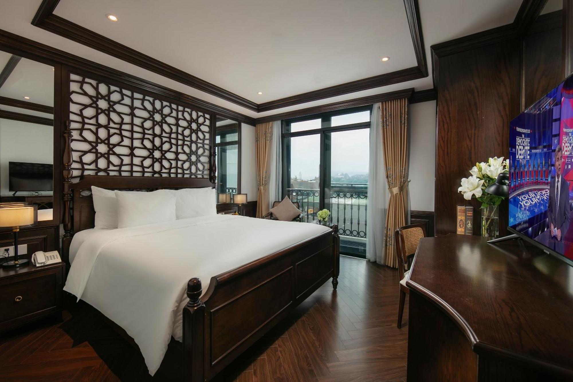 May De Ville Crown Hotel Hanoi Bagian luar foto Deluxe Suite
