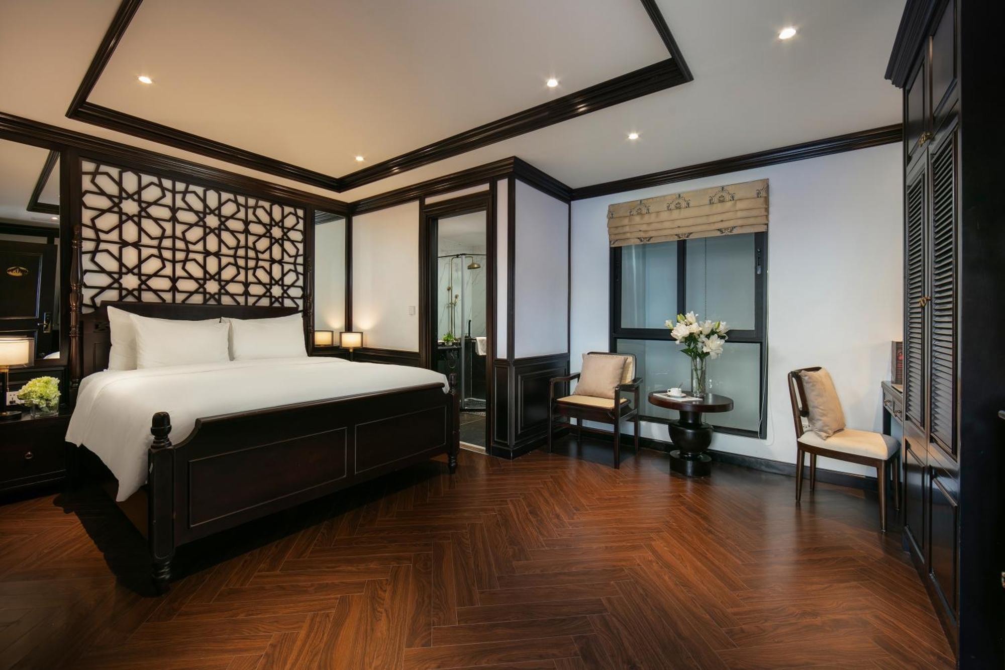 May De Ville Crown Hotel Hanoi Bagian luar foto Deluxe Suite