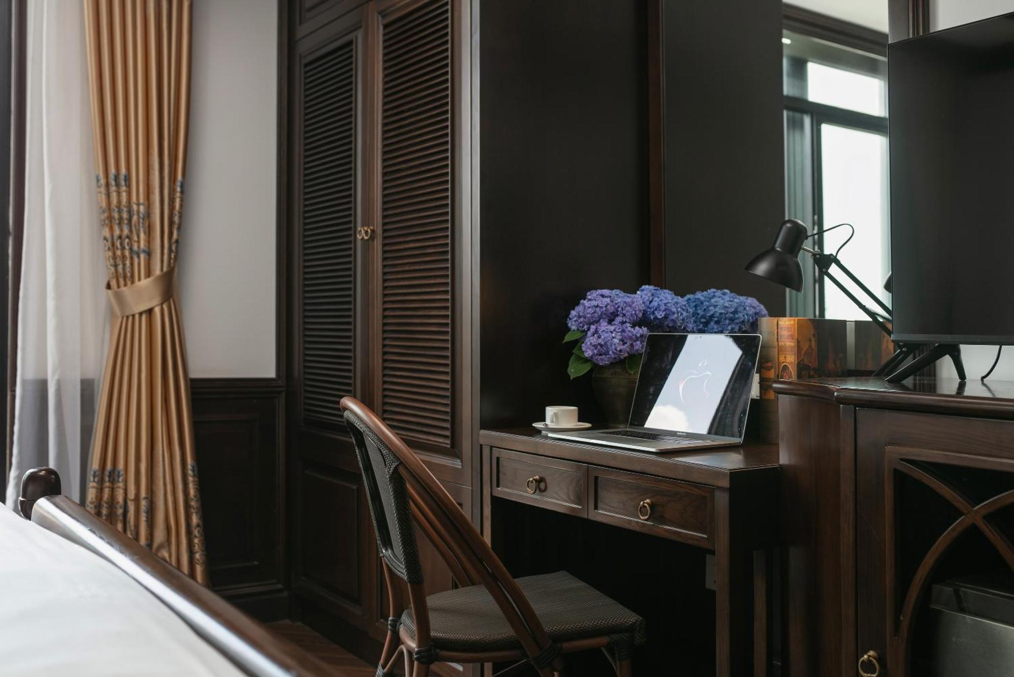 May De Ville Crown Hotel Hanoi Bagian luar foto A room at the hotel