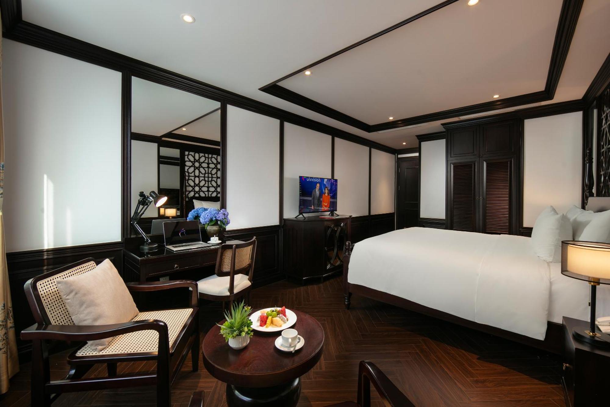 May De Ville Crown Hotel Hanoi Bagian luar foto Deluxe Suite