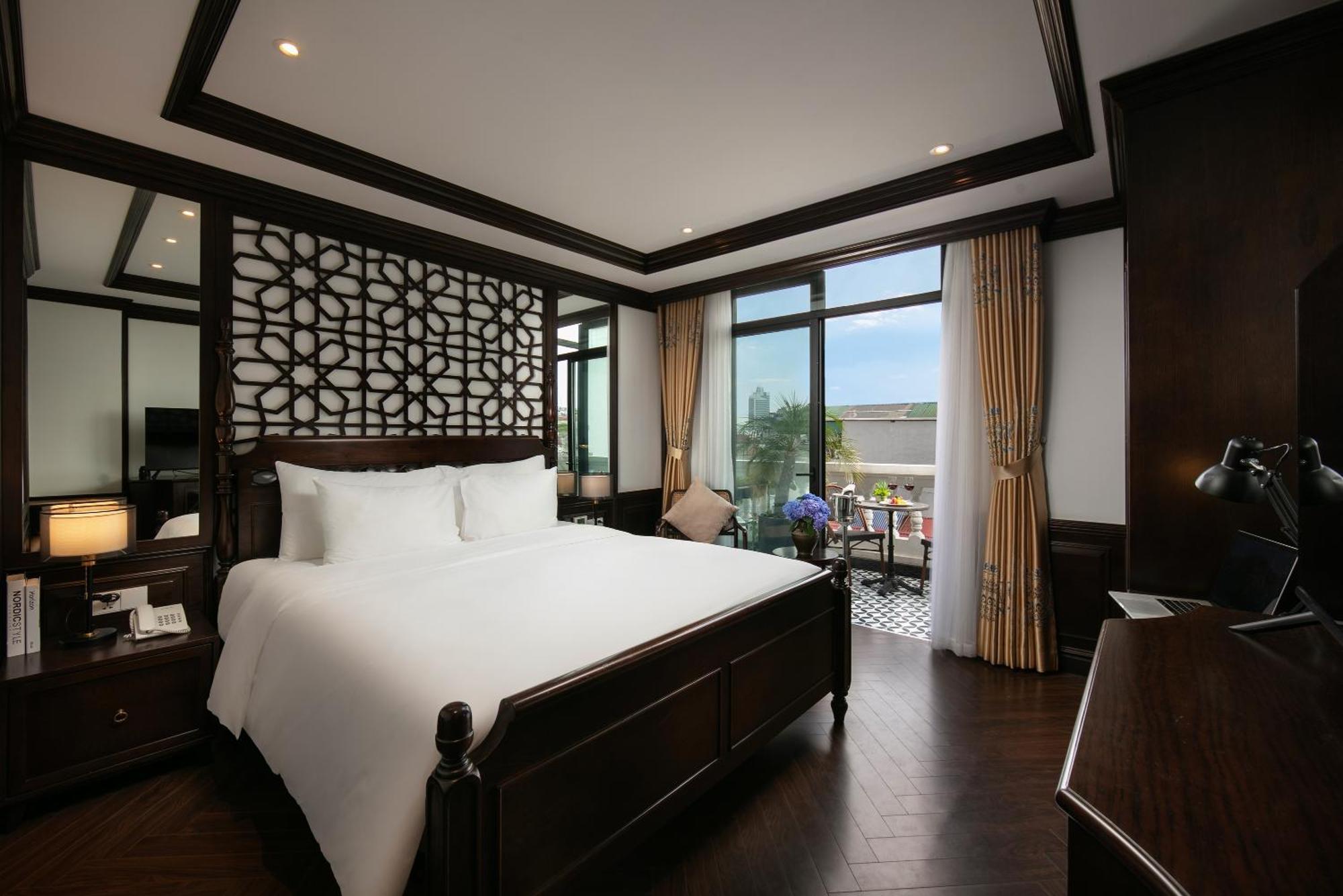 May De Ville Crown Hotel Hanoi Bagian luar foto Deluxe Suite