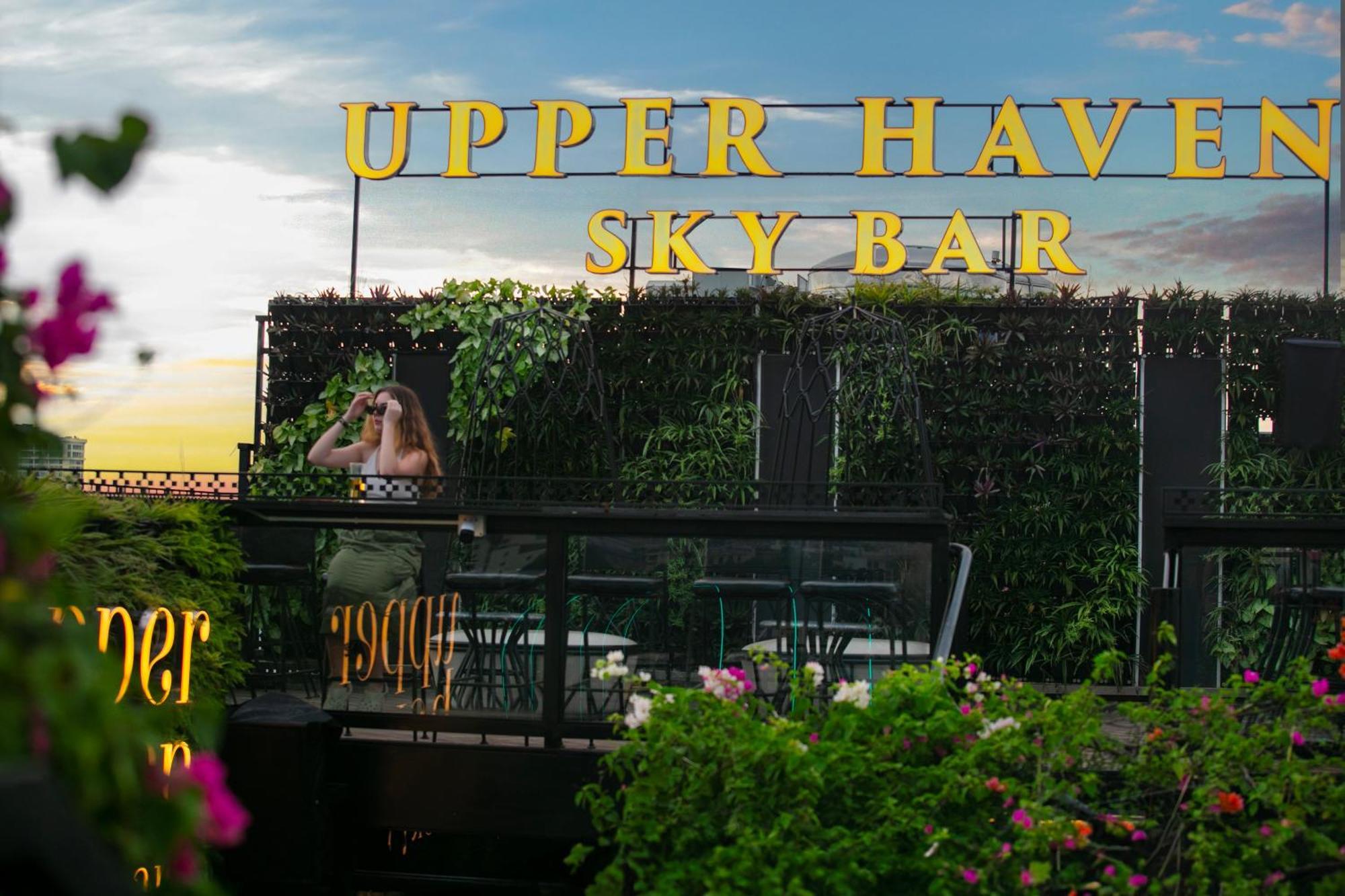May De Ville Crown Hotel Hanoi Bagian luar foto Upper Haven Sky Bar