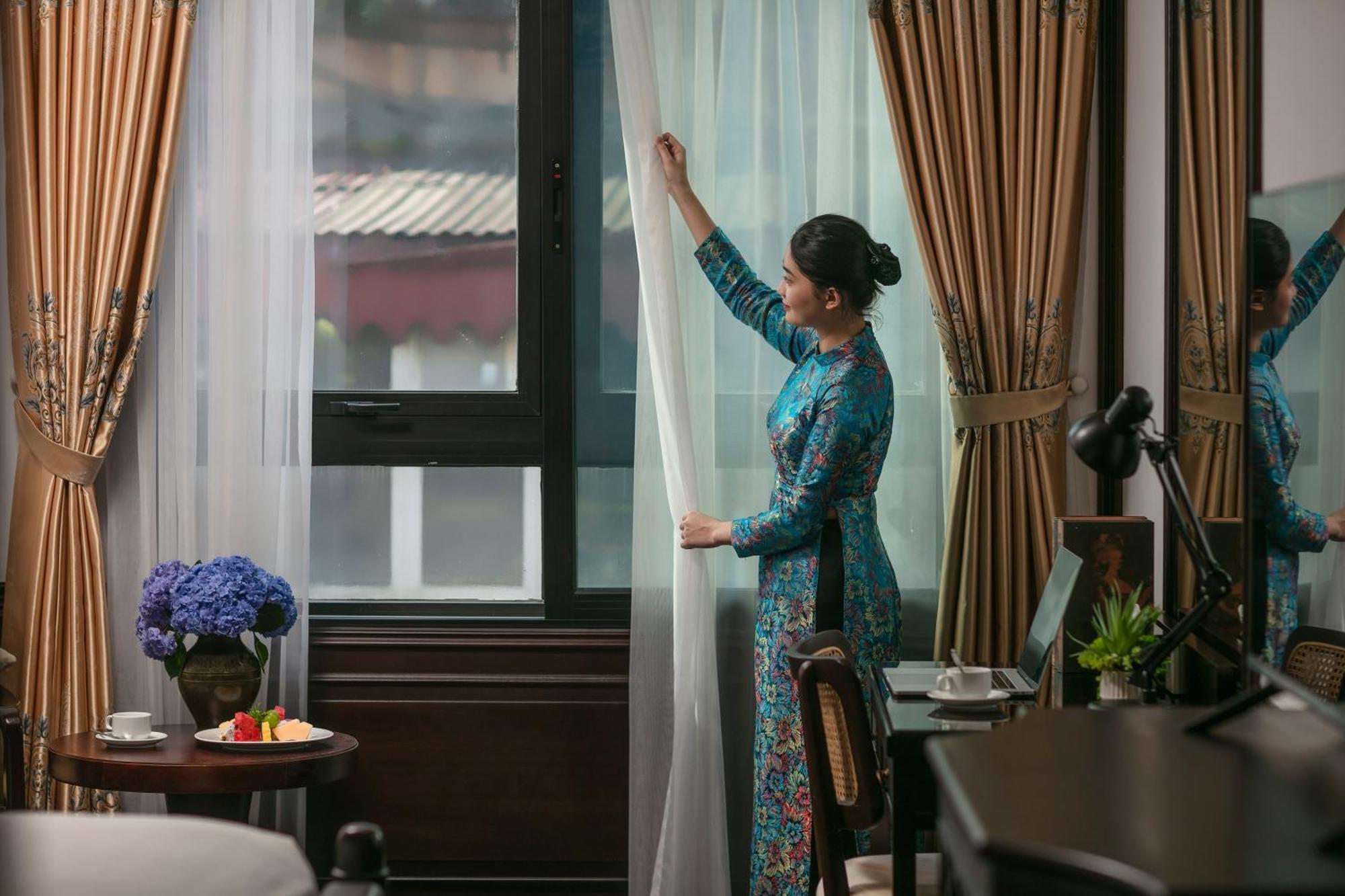 May De Ville Crown Hotel Hanoi Bagian luar foto A Singapore Airlines flight attendant in the new kebaya