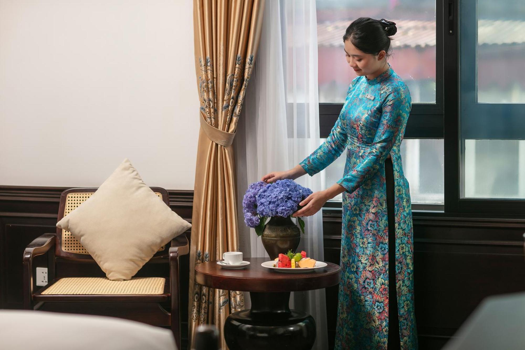 May De Ville Crown Hotel Hanoi Bagian luar foto A Vietnamese woman wearing an áo dài