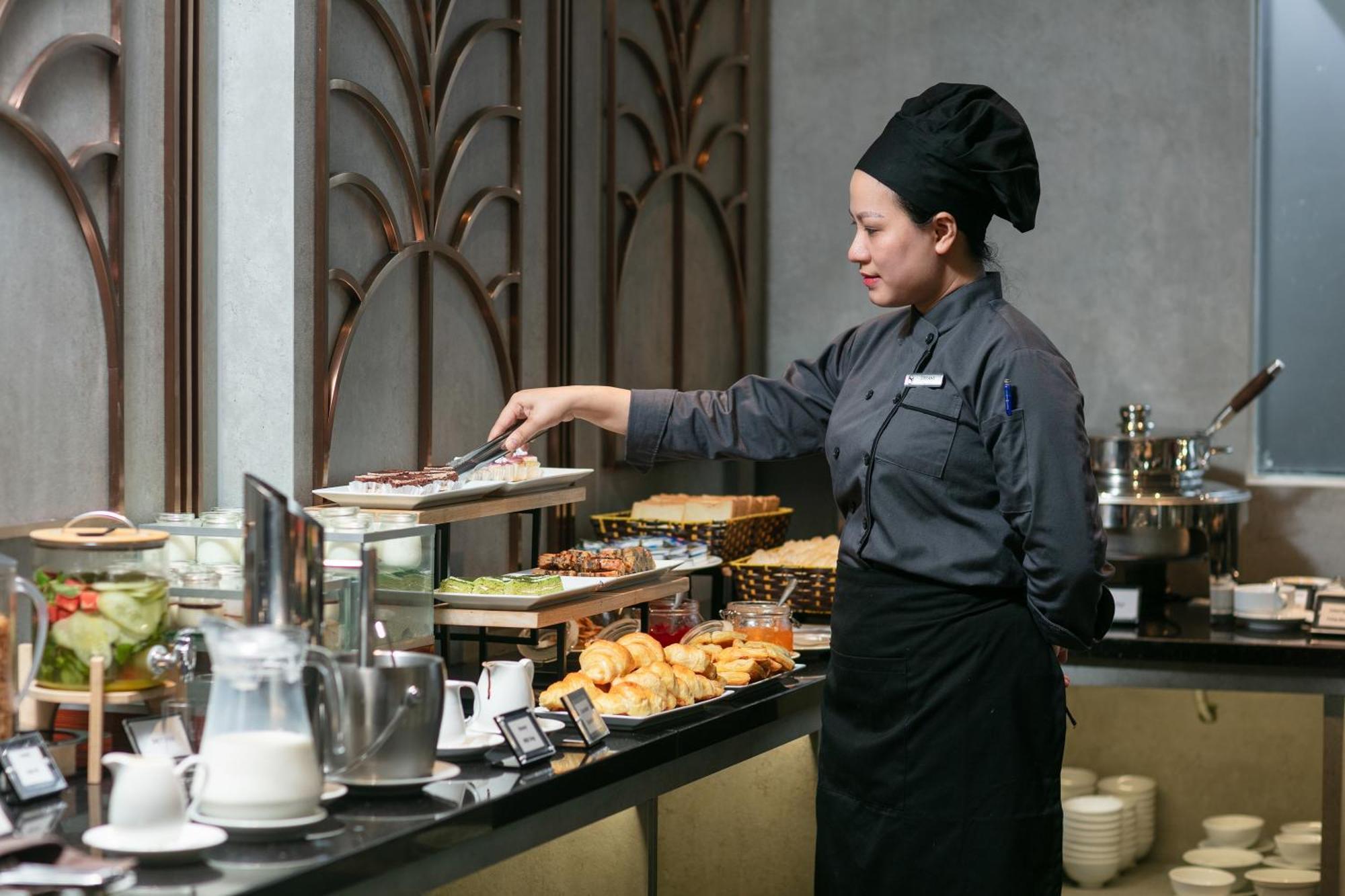 May De Ville Crown Hotel Hanoi Bagian luar foto A cook at work