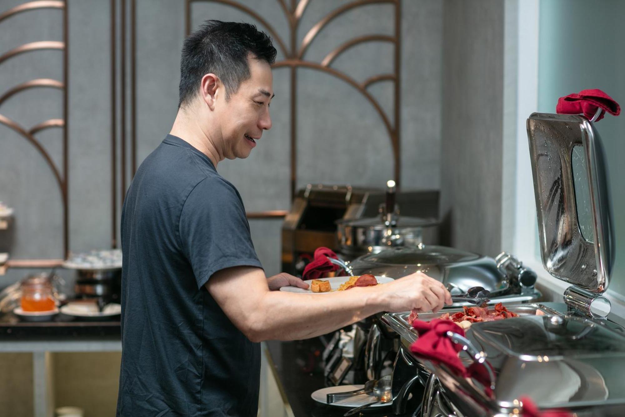 May De Ville Crown Hotel Hanoi Bagian luar foto Chef preparing food at a buffet