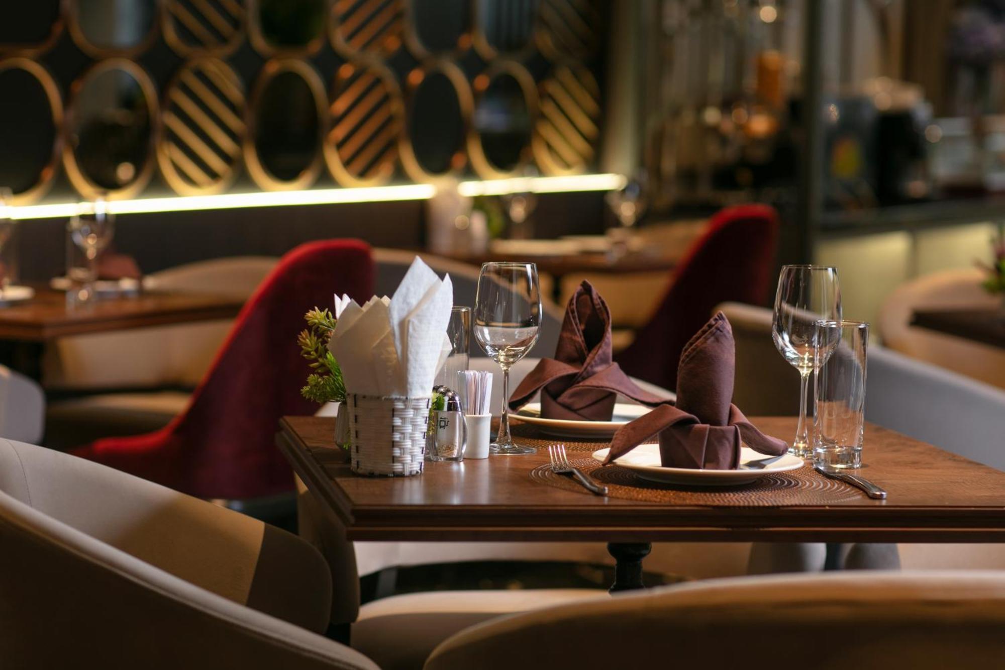 May De Ville Crown Hotel Hanoi Bagian luar foto The interior of the restaurant