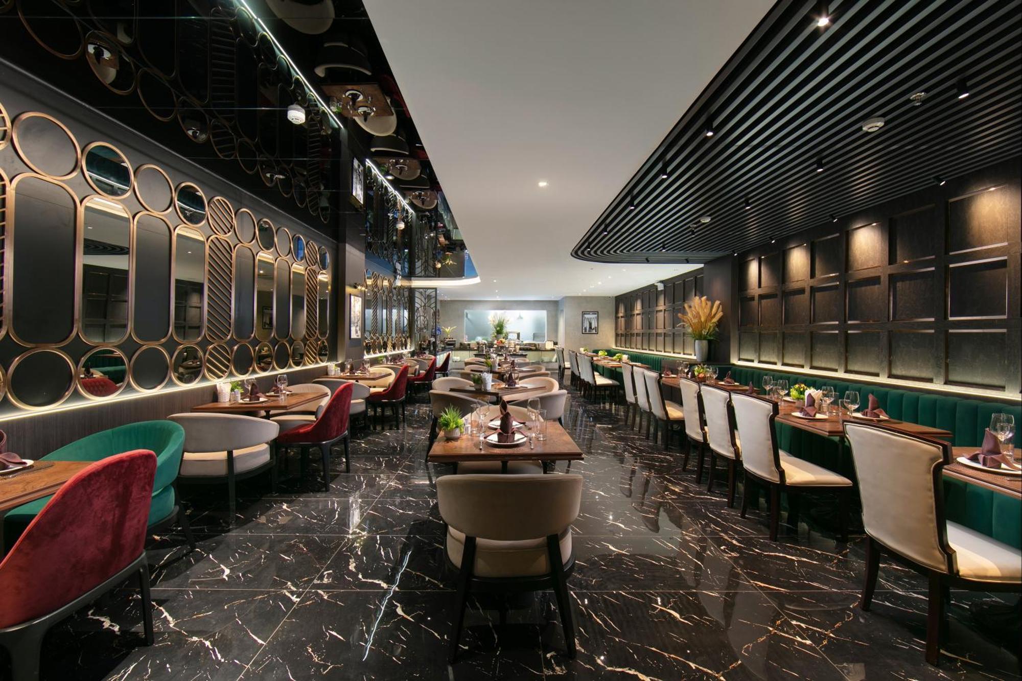May De Ville Crown Hotel Hanoi Bagian luar foto 3D rendering of a restaurant interior