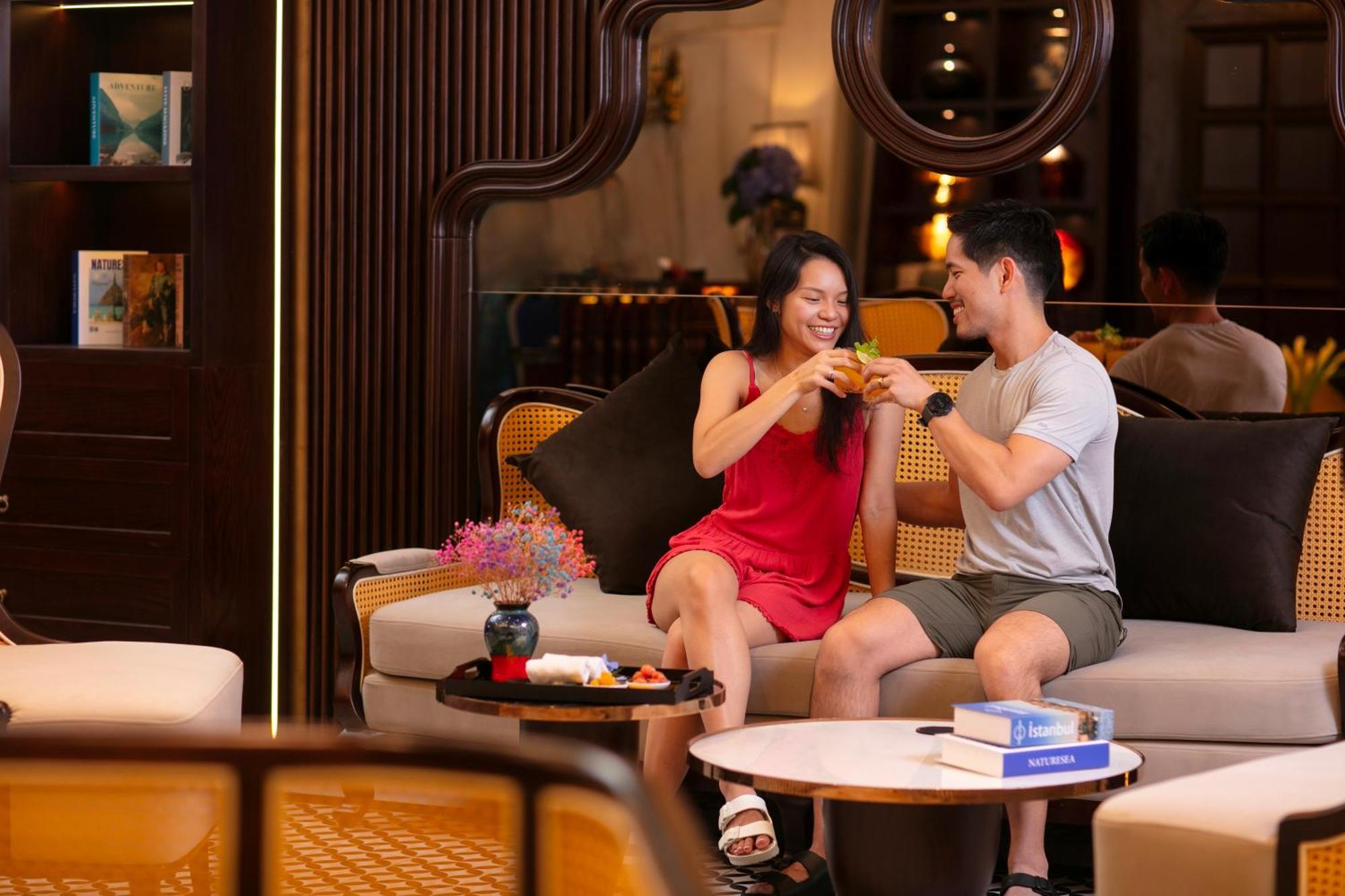 May De Ville Crown Hotel Hanoi Bagian luar foto The Lounge at Tan Son Nhat International Airport