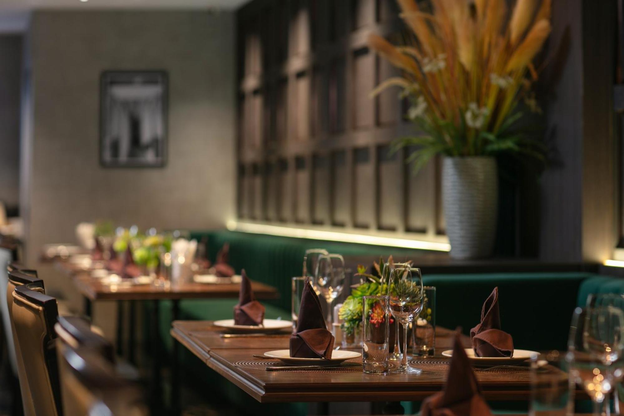 May De Ville Crown Hotel Hanoi Bagian luar foto The interior of the restaurant
