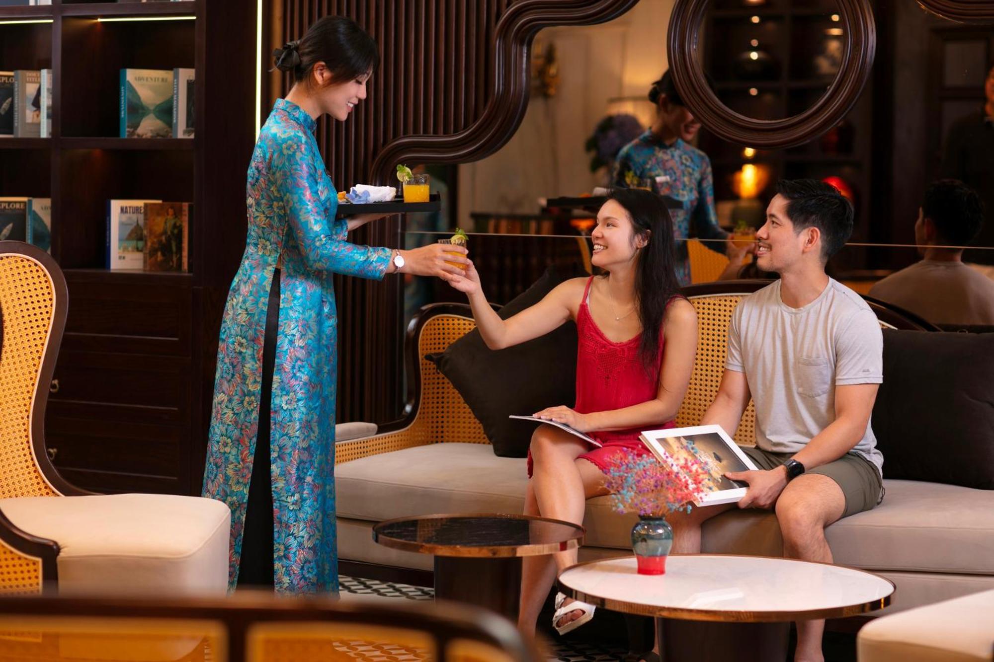May De Ville Crown Hotel Hanoi Bagian luar foto A Vietnamese woman wearing an áo dài