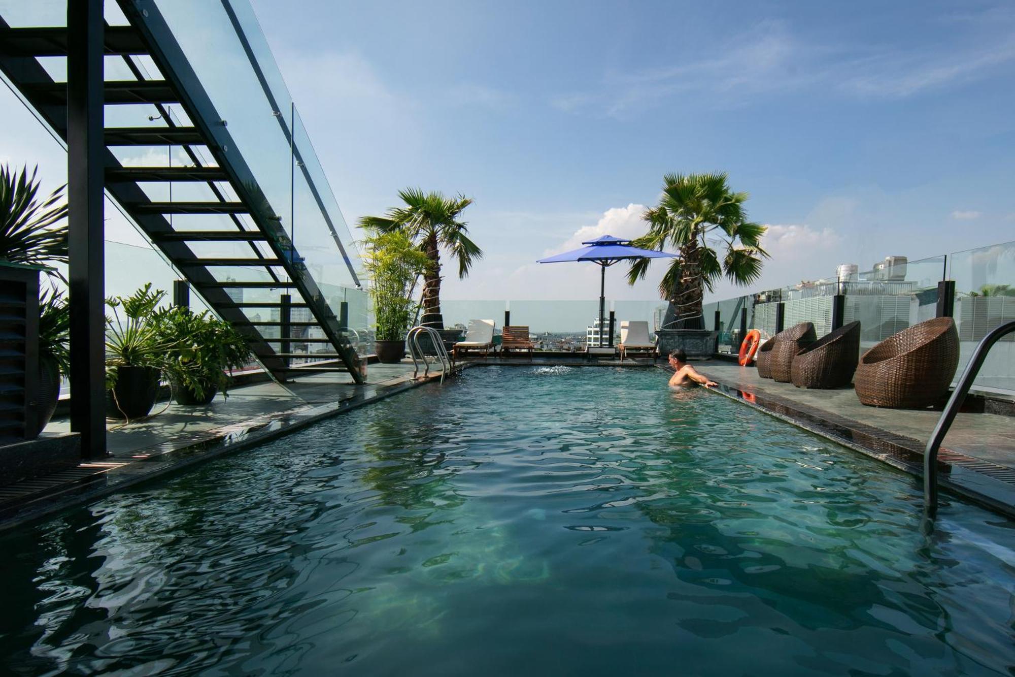 May De Ville Crown Hotel Hanoi Bagian luar foto Rooftop pool at the hotel