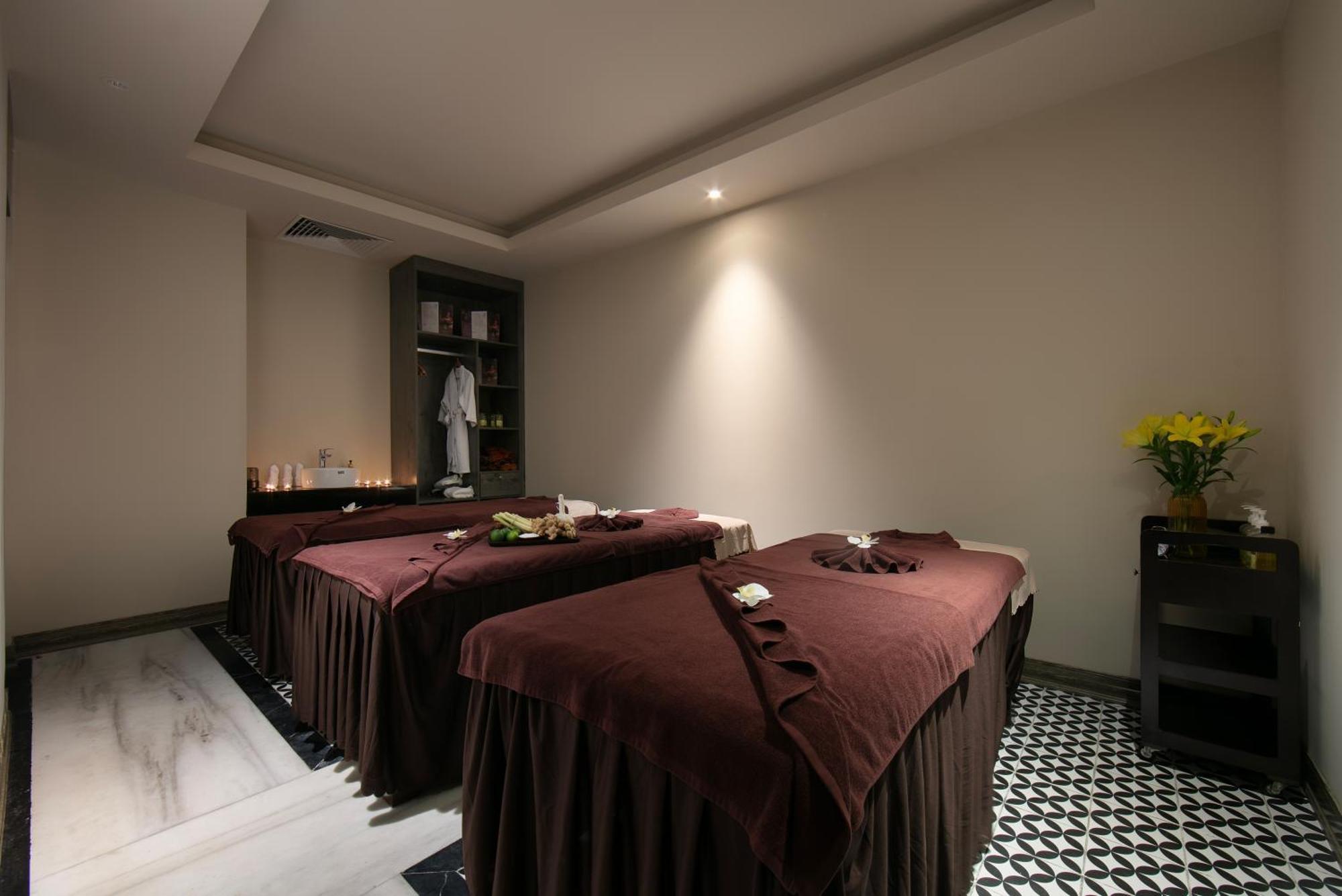 May De Ville Crown Hotel Hanoi Bagian luar foto A massage room at a spa in Ho Chi Minh City, Vietnam