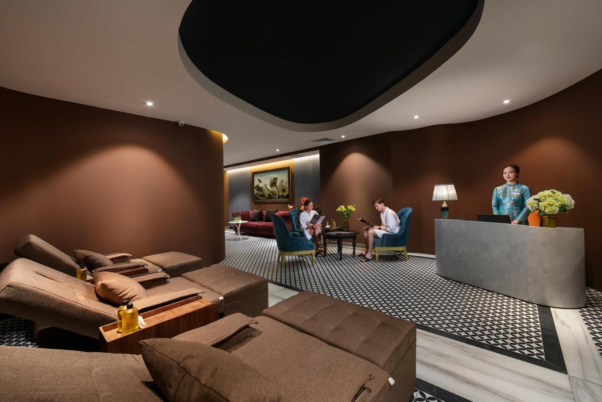 May De Ville Crown Hotel Hanoi Bagian luar foto The Wing at Hong Kong International Airport
