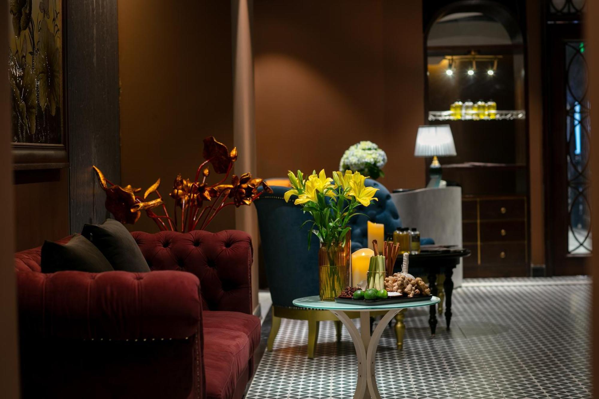 May De Ville Crown Hotel Hanoi Bagian luar foto The lobby of the hotel