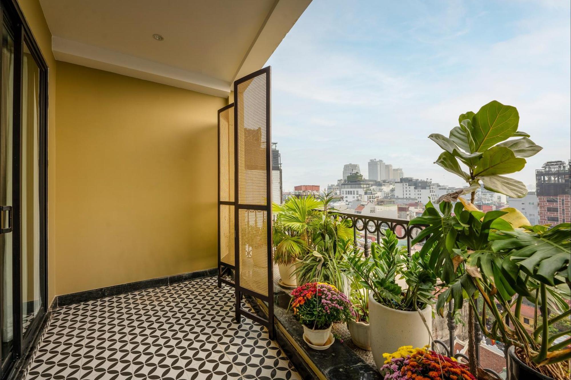May De Ville Crown Hotel Hanoi Bagian luar foto A balcony in Hanoi, Vietnam