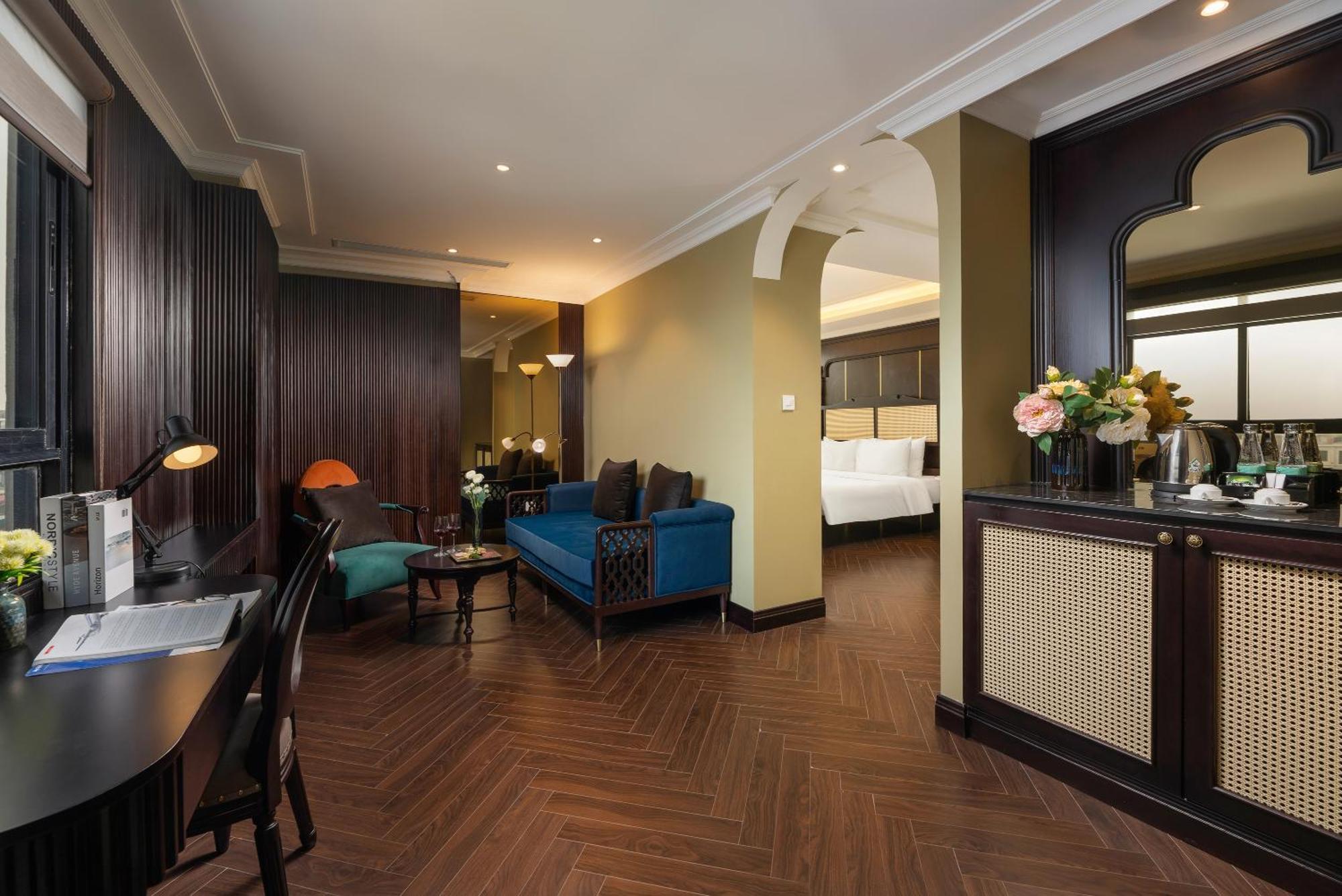 May De Ville Crown Hotel Hanoi Bagian luar foto Suite