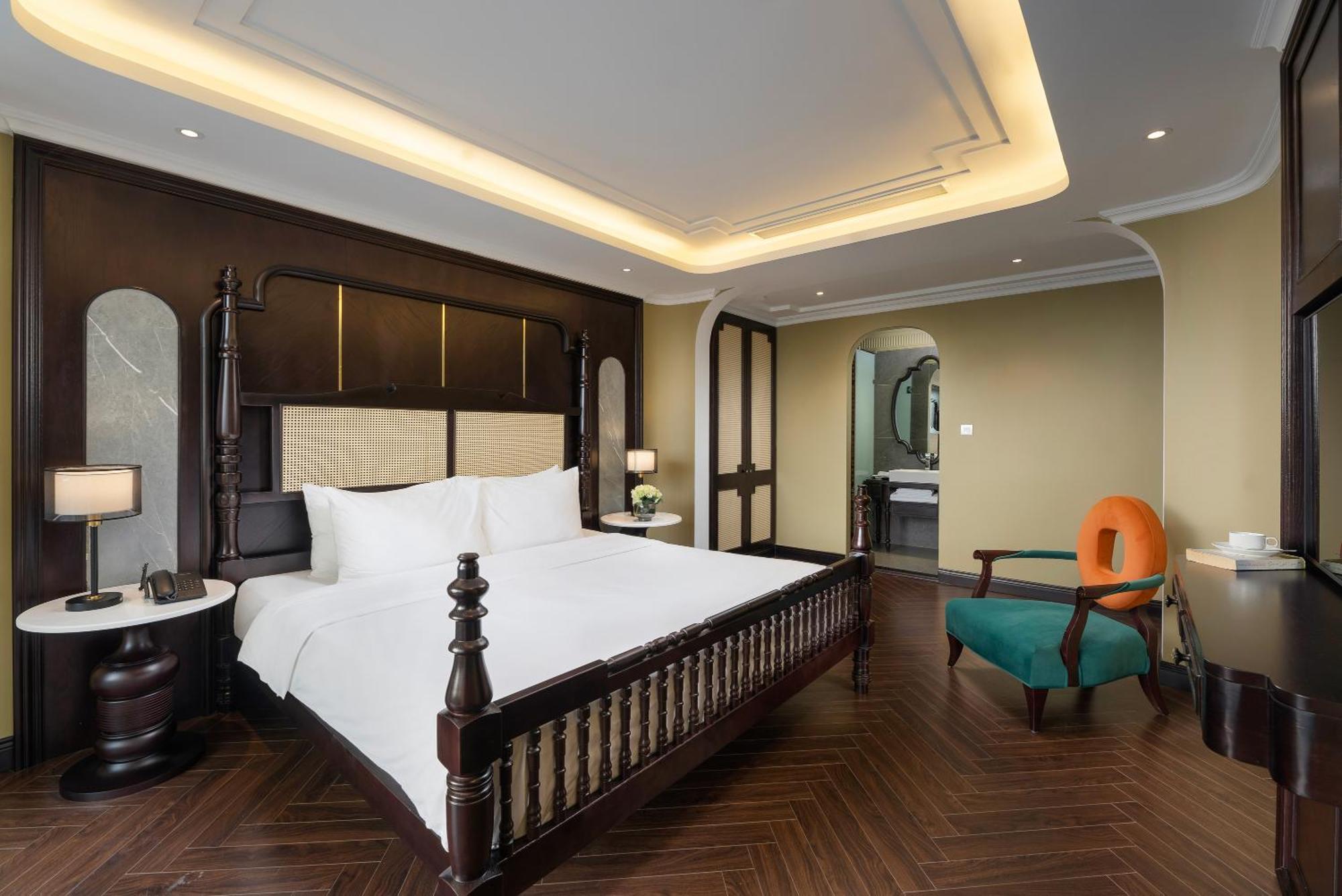May De Ville Crown Hotel Hanoi Bagian luar foto A bedroom at the hotel